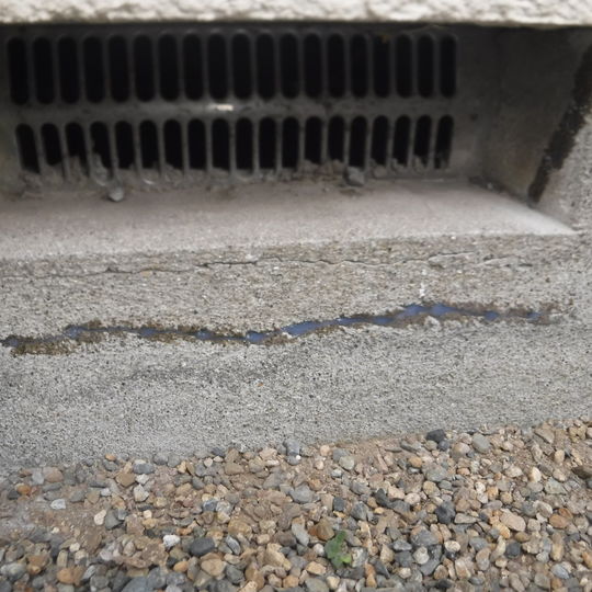 基礎にひび割れが発生