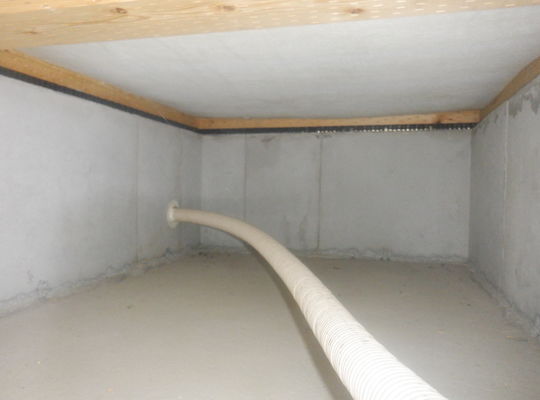 「住まいの快適性と省エネを実現するアクリアUボードピンレス80mmの革新的な床下断熱施工」